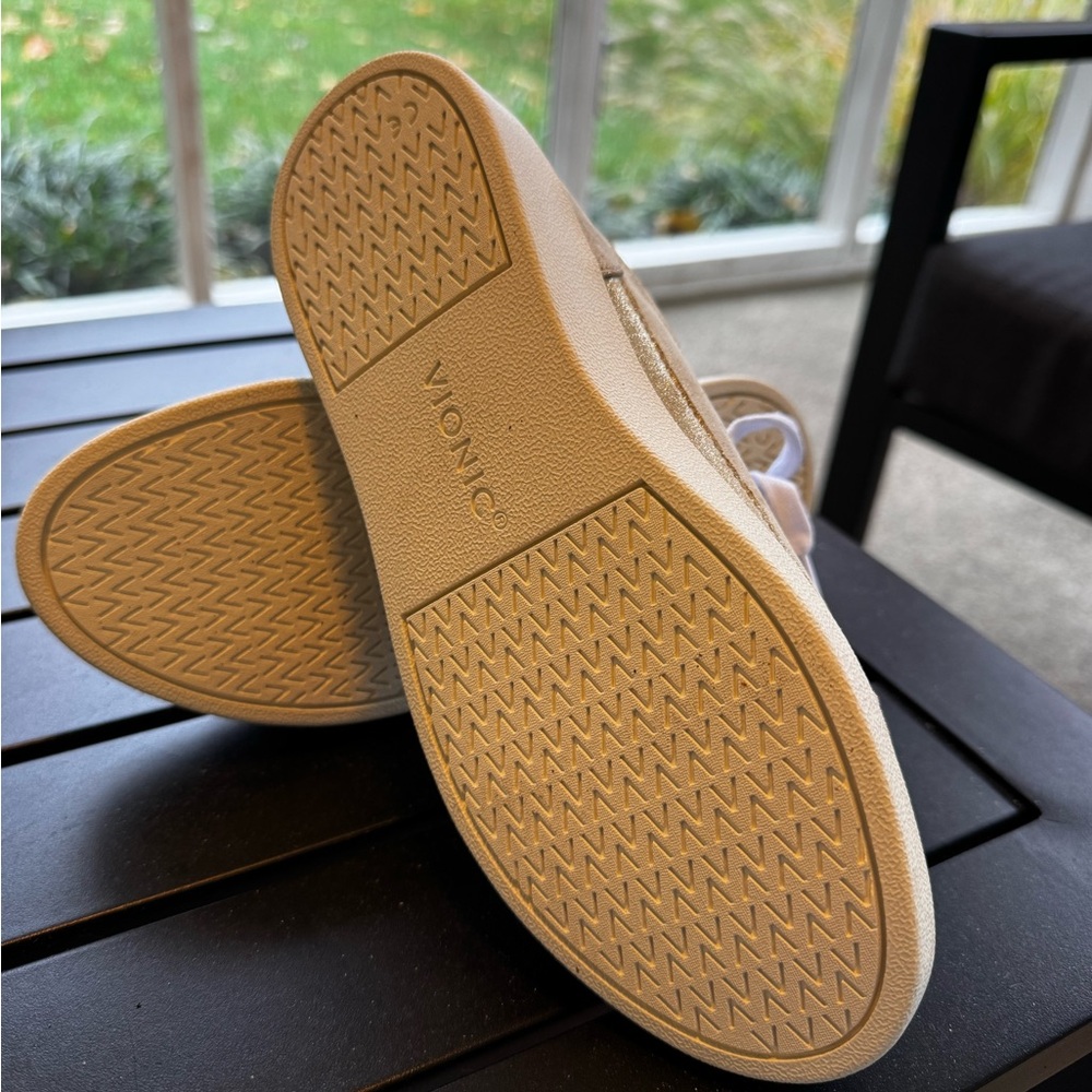 ✨🆕Vionic Winny Gold Lace Up Sneakers, 6W✨ - Picture 7 of 11